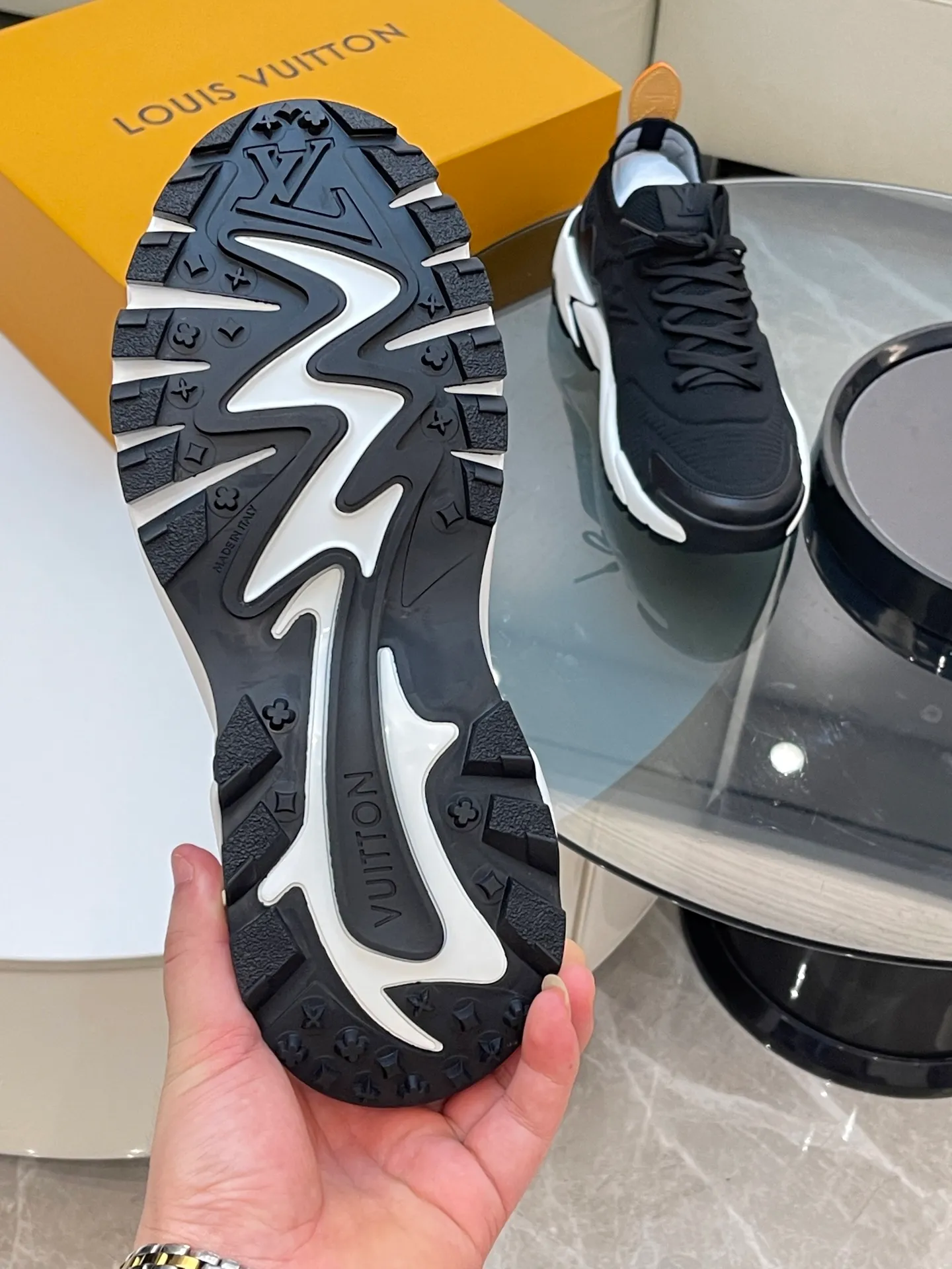 [L Home] Top P: 700💰 Size: 39-44 (customized at 38.45.46) LV Donkey Brand Louis Vuitton RUNNER TATIC new men's sneakers This LV Runner Tatic sneaker uses a whole piece of technical knitting to create an easy-to-take-off design, and then outlines the upper with cow leather trim. The LV logo on the side releases a dynamic atmosphere between the textures, the leather back strap is shaped like the handle fastener of the Louis Vuitton leather goods series, and the lightweight and wear-resistant two-tone rubber sole completes the whole. The toe and heel wrap details continue to provide comfortable fabric foot support, creating a stylish and stylish upper! Comes with full original packaging!